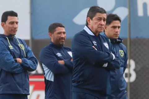 Luis Fernando Tena hace pedido especial para continuar en la Selección de Guatemala