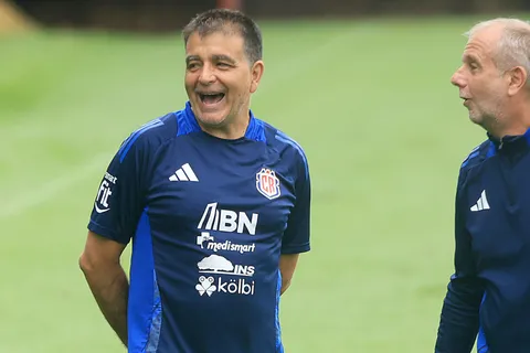 La Sele quedó atrás: Claudio Vivas se acerca a un grande de Centroamérica tras su salida de Costa Rica