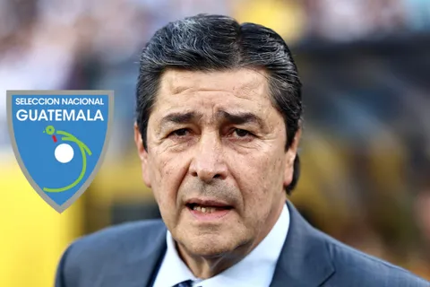Luis Fernando Tena como entrenador de Guatemala.