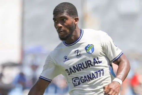 Azarías Londoño con la camisa de Comunicaciones.