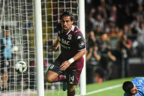 Christian Bolaños pone en suspenso el presente de Ariel Rodríguez en Saprissa