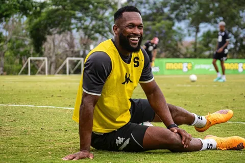 Kendall Waston sorprendió al mostrar sus habilidades lejos del Saprissa