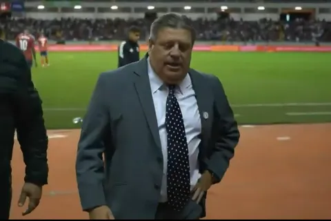 El gesto polémico de Miguel Herrera. (Foto: Captura de Pantalla)