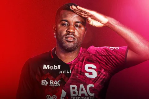 Aficionados de Saprissa se toman revancha de Joel Campbell y Alajuelense