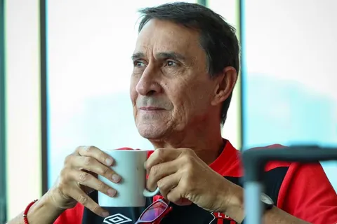 Alexandre Guimarães recibe una muy buena noticia.