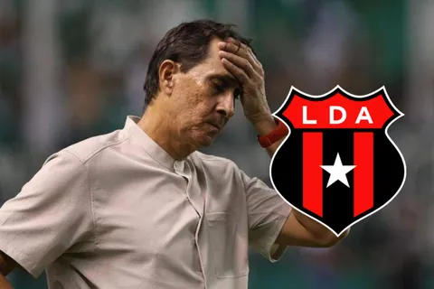 Alexandre Guimaraes se lamenta tomándose la cara.
