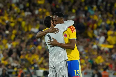 Un jugador de Colombia abraza a un rival de Costa Rica.