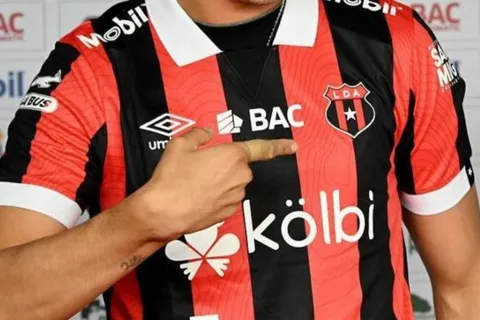 Alajuelense lo dejó ir y ahora lo buscan de varios equipos.