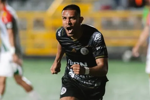 Alejandro Reyes firma su nuevo contrato: ¿Con qué club jugará y por cuántos años?