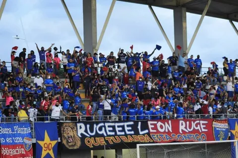 ¡Lamentable! Aficionados hicieron insultos racistas en el Clásico Nacional