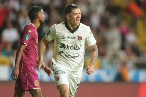 Alajuelense le saca más distancia a Saprissa.