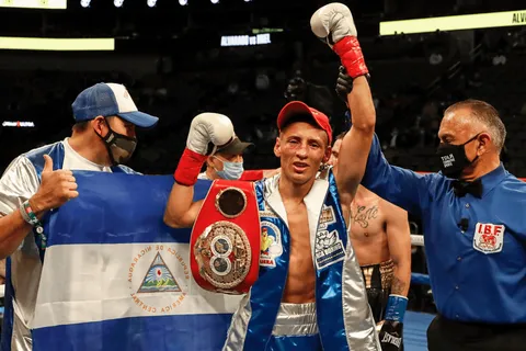 Félix Alvarado vs. Sunny Edwards: cuándo, a qué hora y por qué canal de TV y streaming ver hoy la pelea EN VIVO en Centroamérica
