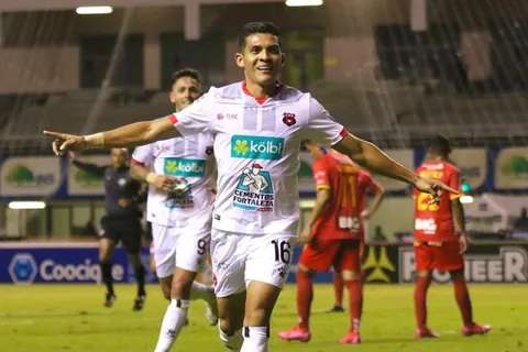 Alajuelense dio el primer golpe en la final al vencer a Herediano