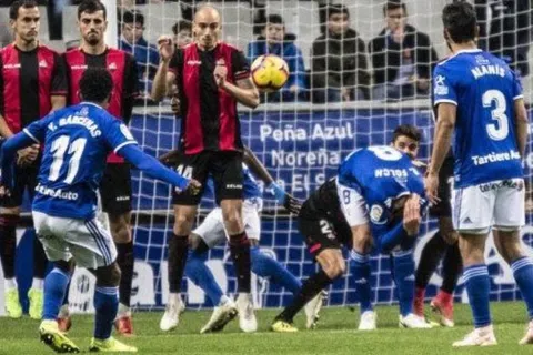 Bárcenas anotó este golazo en victoria de Real Oviedo
