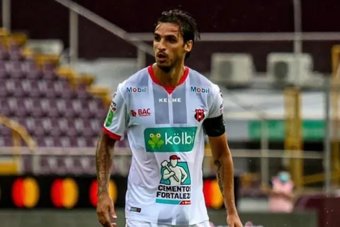Dos figuras del Saprissa piden respaldar a Bryan Ruiz
