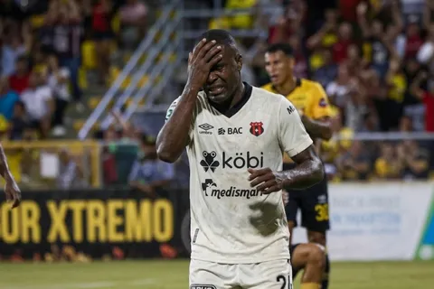 Alajuelense recibe una dura noticia.