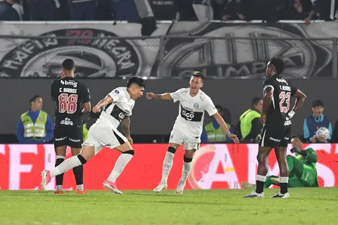 Jugadores de Olimpia celebran un gol ante Vasco da Gama.