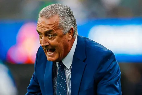 Gustavo Alfaro ya tiene problemas en Paraguay y no se fue de Costa Rica todavía.