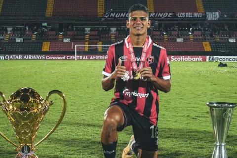 Alajuelense decide qué sucederá con Edward Cedeño para el siguiente torneo