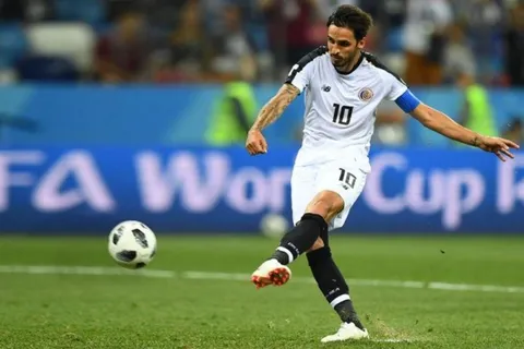 Bryan Ruiz es esperado en Santos para definir su estreno
