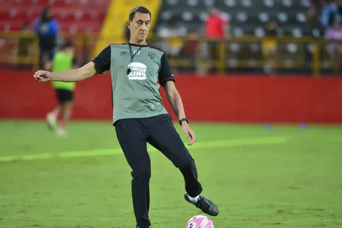 Alexandre Guimaraes dio la estrategia que le sirvió a Alajuelense.