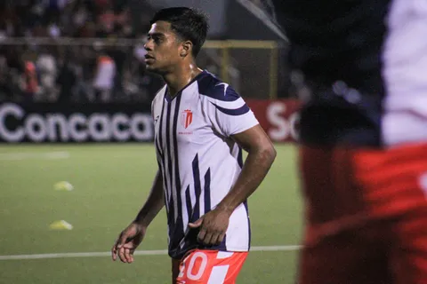 Harold Medina podría pasar al fútbol costarricense.