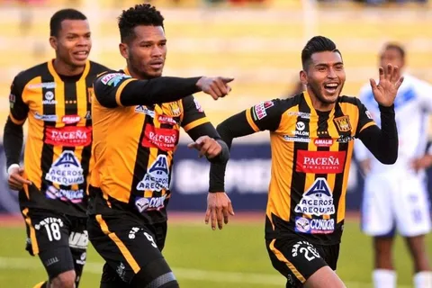 "El Toro" Blackburn anotó dos goles en victoria de The Strongest