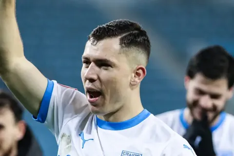 Carlos Mora se destaca en Europa.