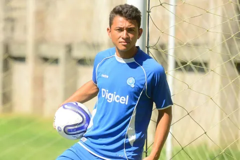 El Salvador todavía no podrá contar con Narciso Orellana