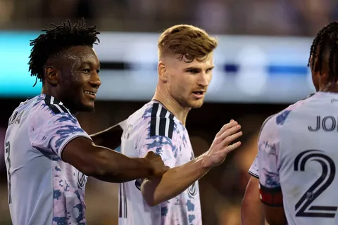 Bouda y Werner celebran con San Jose Earthquakes.