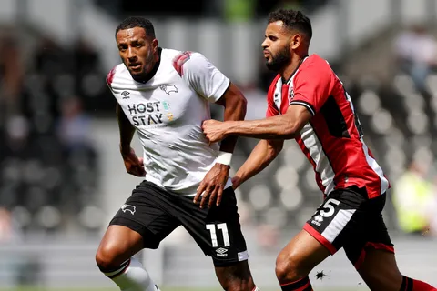 Nathaniel Méndez-Laing da asistencia ante un equipo de la Premier League