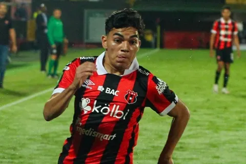 Leo Menjívar queda expuesto: en Alajuelense destapan la verdadera razón de su salida y El Salvador se lleva una sorpresa