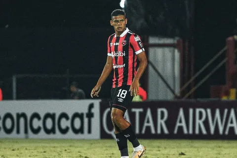 Edward Cedeño es bañado de elogios por fanáticos de Alajuelense