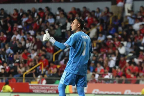 Keylor Navas en el estadio Ricardo Saprissa Aymá.