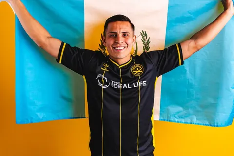 Rubio Rubín con la bandera de Guatemala y vistiendo la camisola del Charleston Battery.