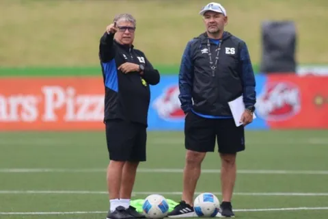 "Son muchos problemas": El Bolillo Gómez hace inesperada confesión de El Salvador tras ganarle a Guatemala
