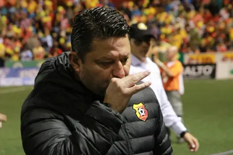 Jafet Soto le pegó al Machillo Ramírez, se metió con Mariano Torres y amenazó a Fedefut antes del debut de Hernán Medford: “Voy a demandar”