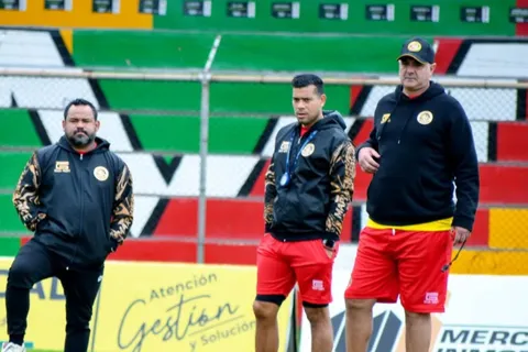 Con las manos atadas: Diego Vásquez se topa con su primer problema en el futbol de Guatemala