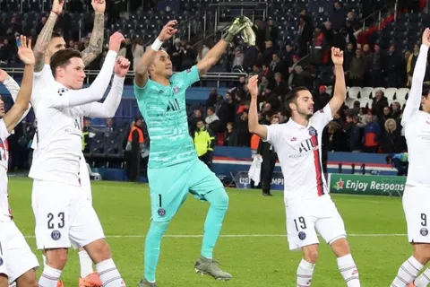 Con premio a sus seguidores, Keylor celebra el penal atajado en Champions