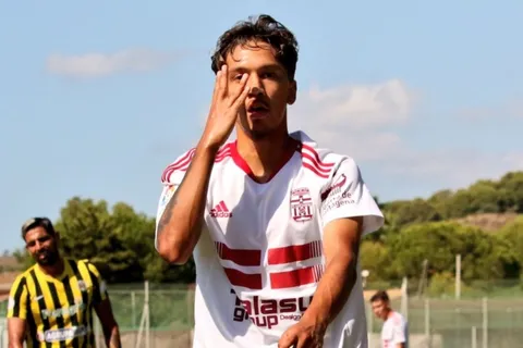 Enrico Dueñas marca su primer gol en España