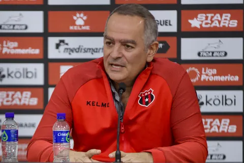 joseph joseph-presidente de alajuelense-en conferencia