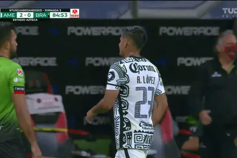 Antonio Chucho López salió muy enojado al ser sustituido y recibió críticas [VIDEO]
