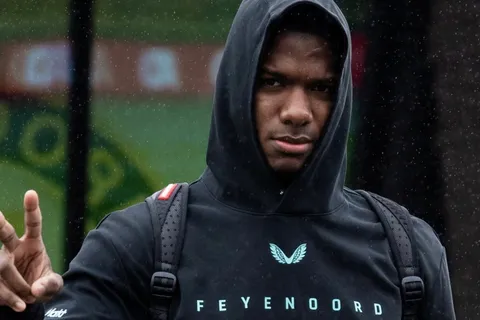 Primero lo bajaron y ahora esto: Jeyland Mitchell se lleva una sorpresa en Feyenoord