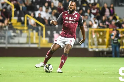 Un pase que sorprende: Kendall Waston deja atónito a Saprissa y Costa Rica