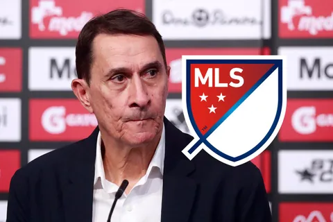 Alexandre Guimaraes en conferencia de prensa.