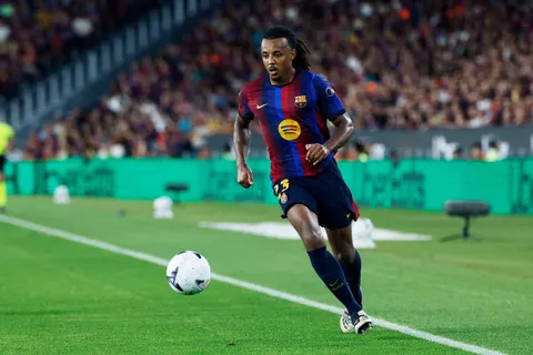 Barcelona estaría abierto a vender a Jules Koundé en enero por el precio adecuado