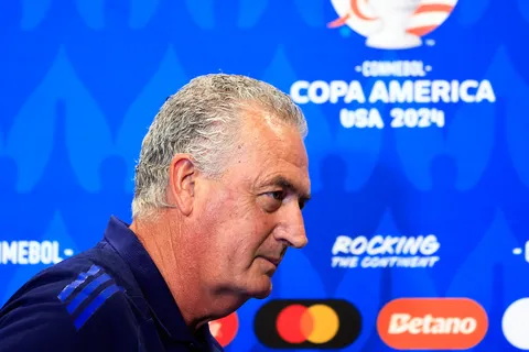 Gustavo Alfaro se aleja cada vez más de Costa Rica.