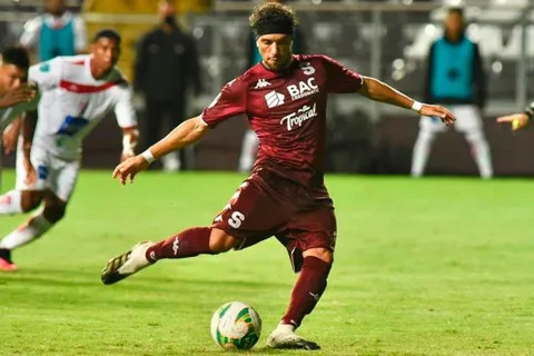 Saprissa inicia defensa del título con victoria ante Santos de Guápiles