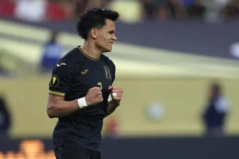 Denil Maldonado celebra con Honduras.