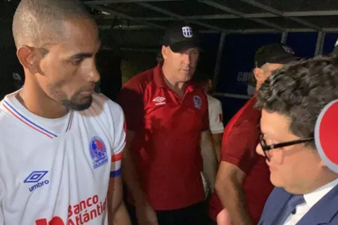 Jerry Bengtson no escondió su enojo tras el apagón en el juego de Olimpia vs UPNFM (Video)